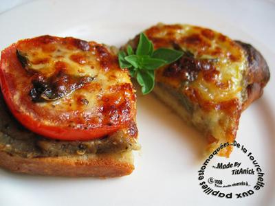 Crostinis à la chair d\u0027aubergine, tomates, mozzarella, ail et basilic