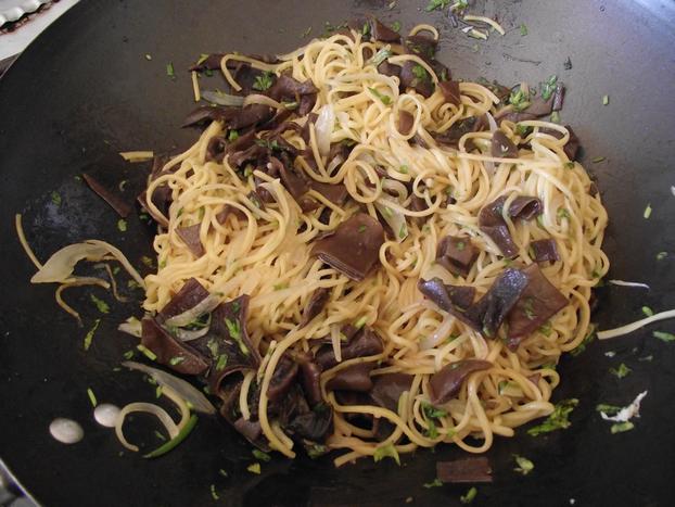 Nouilles chinoises sautées aux champignon noir