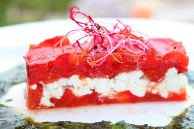 Millefeuille de tomates confites et chèvre frais, et son coulis de basilic