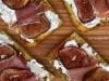 Focaccia garnie au chèvre frais, figues poêlées au miel et jambon de Parme