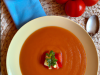 Soupe de tomates avec des morceaux de pommes de terre