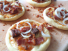 Mini pizza au chèvre, lardons fumés et ses oignons