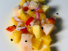 Ceviche de poisson aux poivrons, oignons, ananas et fruits de la passion