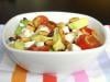 Salade tout en saveurs et jeux de textures : avocats, feta, pignons, tomates et olives noires