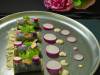 Cannelloni de radis noir et roses, salade et pesto hivernal