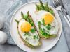 Tartines à l'avocat, asperges et oeufs au plat