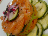 Tartare de saumon frais sur lit de carottes et courgettes