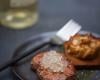 Foie gras poêlé, caviar de Floc de Gascogne et pommes au four aux chips d'ail blanc de Lomagne