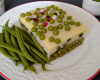 Cake vert au basilic garni de petits pois, haricots verts et surimi