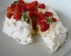 Pavlova aux fraises et huile d'olive 'Tanche' au basilic