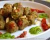 Boulettes au pesto de persil, tomates confites et pignons de pin