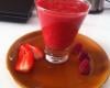 Smoothie sans sucre : fraises, bananes, framboises, citron, oranges pamplemousse