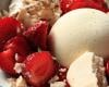 Parfait à la vanille fraises danoises et meringues croustillantes au muesli