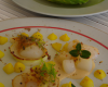 Noix de Saint-Jacques en chaud et froid : saisies, poêlée de pommes au Calvados, fin velouté d'endives / en carpaccio citron vert,endives et pommes à crues, crème acidulée aux herbes.