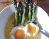 Asperges vertes, bouillon au thé vert, huîtres et œuf de poulette poché