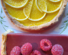 Tarte au citron, miroir de framboise, sur fond macaroné