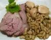 Gigot raccourci confit, aux gousses d'ail et chevriers verts