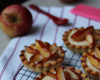 Tartelettes individuelles aux pommes sur confiture de lait