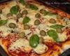 Pizza au chorizo, courgettes et basilic