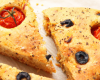 Focaccia aux tomates cerises, olives noir grecque et au basilic