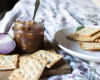 Confiture d'oignons sur lit de crackers