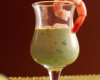 Verre de creme d'avocat aux crevettes