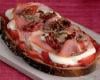 Tartine saint moret /jambon sur son lit de pesto