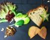 Assiette de foie gras et sa compote d'oignons, salade