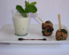 Smoothie de concombre, chèvre et menthe, minis-brochettes d'agneau épicées