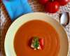 Soupe de tomates avec des morceaux de pommes de terre