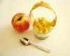 Verrine de pommes caramélisées, mousse de miel sur lit de macarons