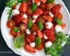 Salade de tomates, fraises et mozzarella, sauce fraises-citron vert