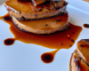 Escalopes de foie gras poélées sur tarte Tatin sauces au vieux porto et cacao