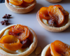 Tartelettes aux pommes râpées, cannelle et abricots secs