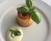 Souffle au tourteau et au poireau, basilic citron, cornet de poireau paille, crème de poireau, petit basilic