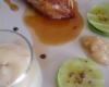 Suprême de pintade rôtie, jus réduit à l'ail de Lomagne et Floc de Gascogne, servie avec sa purée d'ail de Lomagne et son condiment à la poire, palets de foie gras du Gers en chou vert