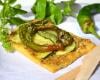 Tarte fine aux courgettes et piments doux sautés et au pesto de basilic