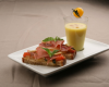 Gaspacho de tomates jaunes, brucchetta tomate mozza et jambon d'Aoste