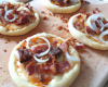 Mini pizza au chèvre, lardons fumés et ses oignons