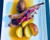 Canard grillé farci à l'olivade, pommes de terre et topinambours à la salardaise