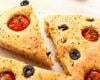 Focaccia aux tomates cerises, olives noir grecque et au basilic