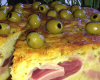 Cake poireaux, dés de jambon, olives