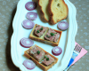 Terrine de lapin servie avec des tartines de pain aux oignons