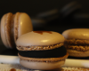 Macaron noir à la crème de spéculoos