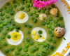 Potage de petits pois, œufs mollets et ciboulette