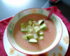 Soupe glacée de concombre, pomme et fraise