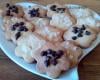 Les petits sablés à l'amande avec des pépites de chocolat, des amandes effilées et du sucre perle