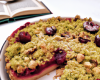 Tarte cerises et crumble pistache