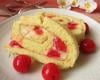 Biscuit roulé à la crème et cerises au sirop