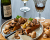 Rôti de porc aux pruneaux, vin blanc et champignons de Paris